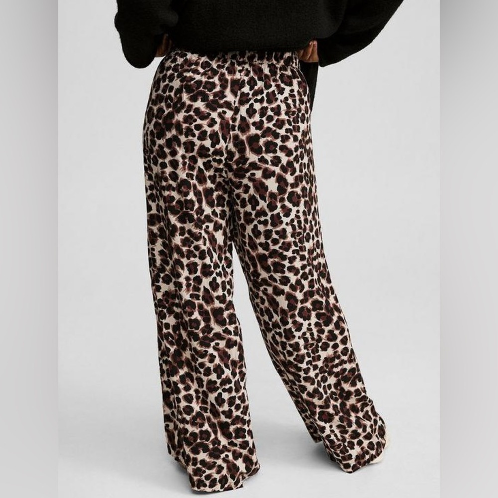 Torrid Pull-On Wide Leg Leopard Pant Size 4X-26 - Picture 4 of 6